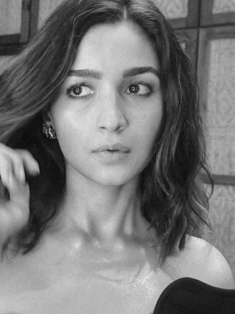 Alia Bhatt raises temperatures in a stunning black dress. See pics ...