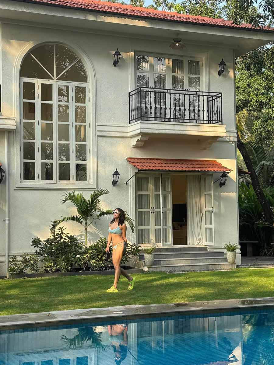 Sara Ali Khan Raises Temperatures As She Flaunts Her Abs In A Blue 