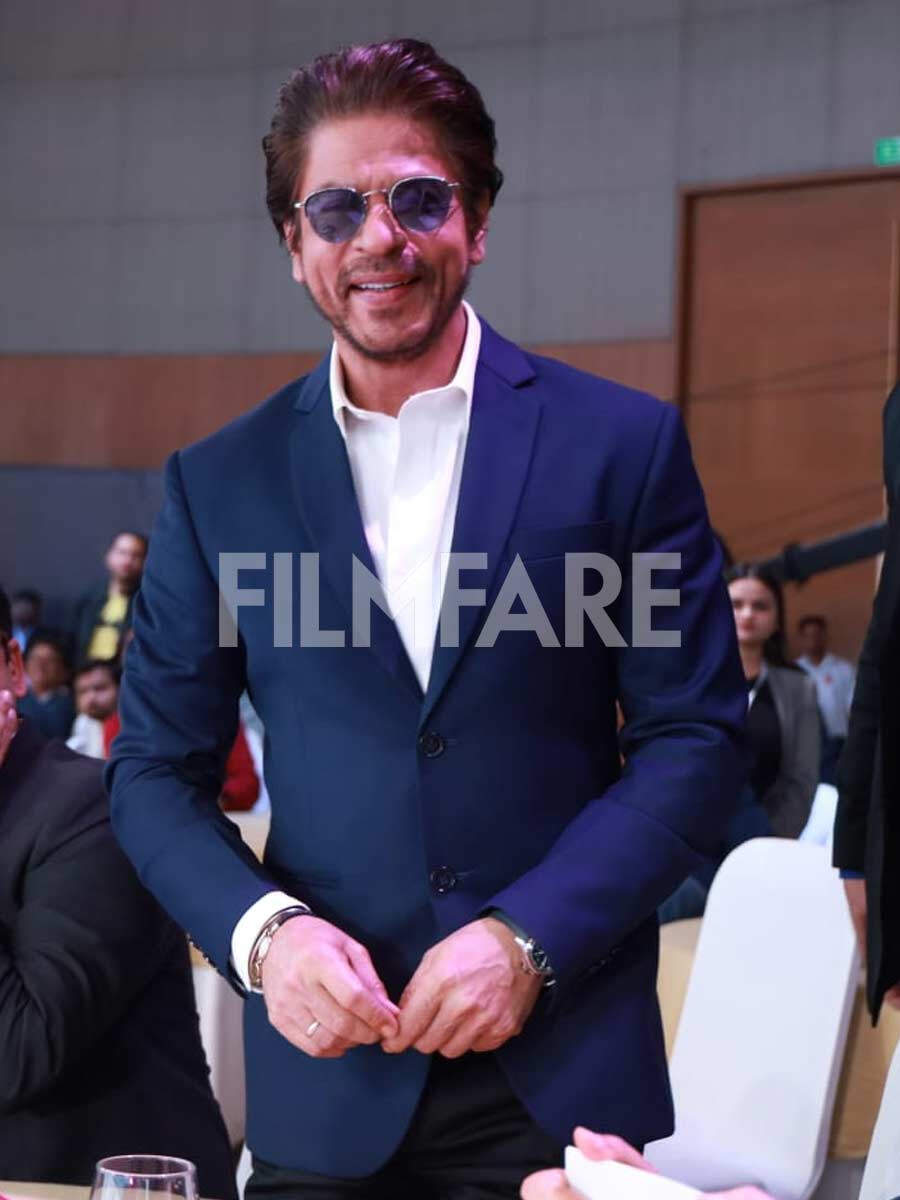 Sagoma Di Cartone A Grandezza Naturale – Shah Rukh Khan (Black Suit) – Ritaglio Celebrity Per Feste E Collezionisti