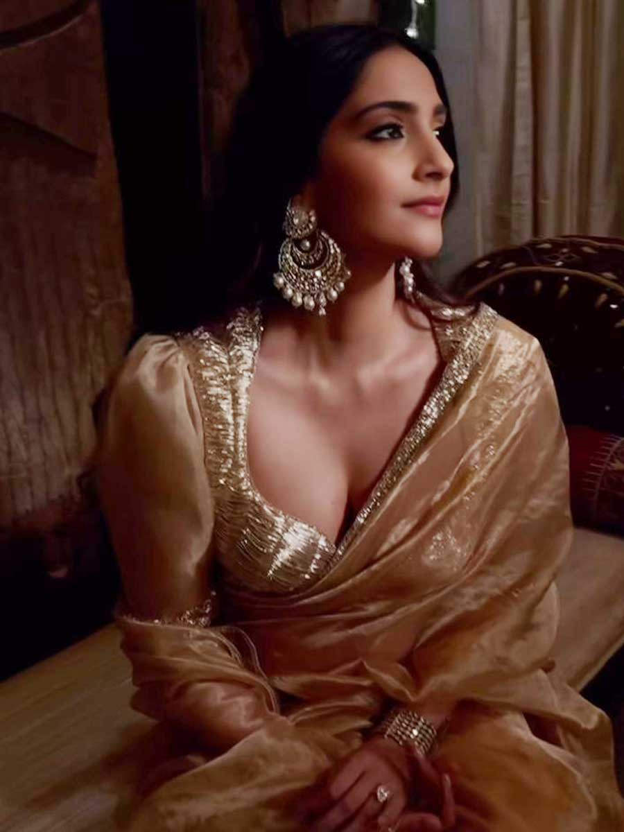 Sonam Kapoor looks resplendent in a gold tissue saree, see pics |  Filmfare.com