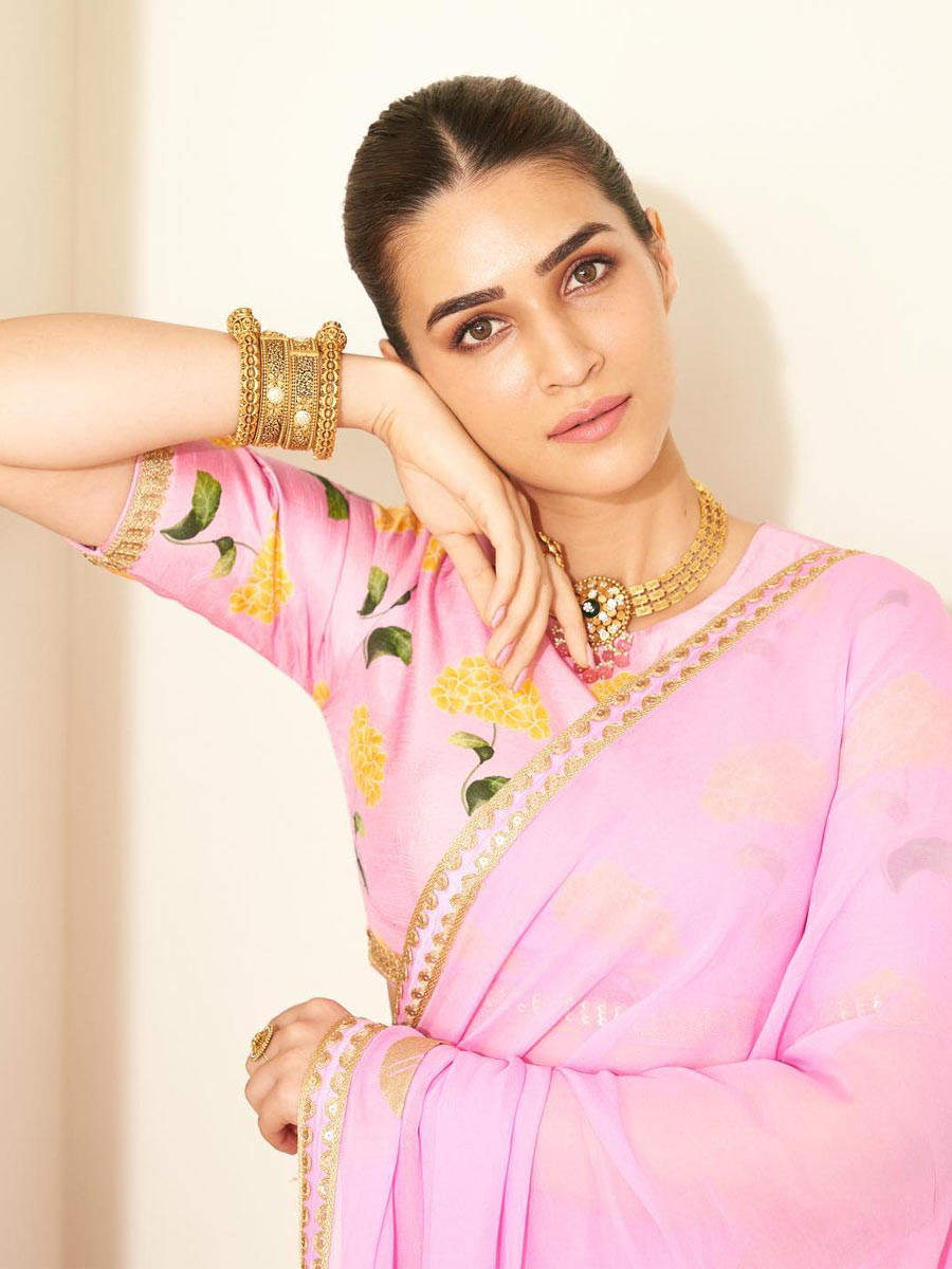 Kriti Sanon Makes Fans 'Oo Lala' In Rani Pink Saree, Checkout Now