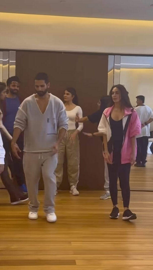 Shahid Kapoor Dances With Kiara Advani Varun Dhawan And Tiger Shroff In A Fun Filled Video 4166