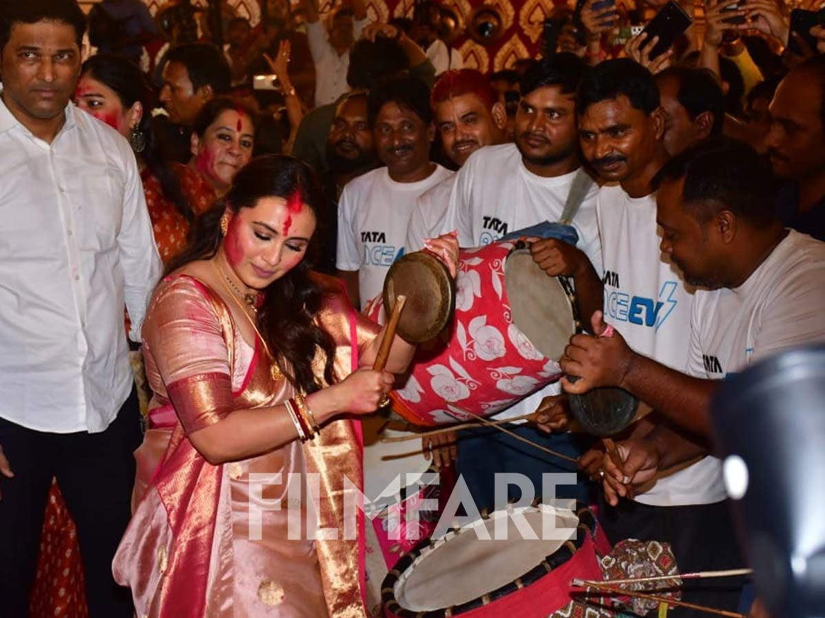 Durga Puja 2023: Rani Mukerji impresses with her Sindoor Khela ...