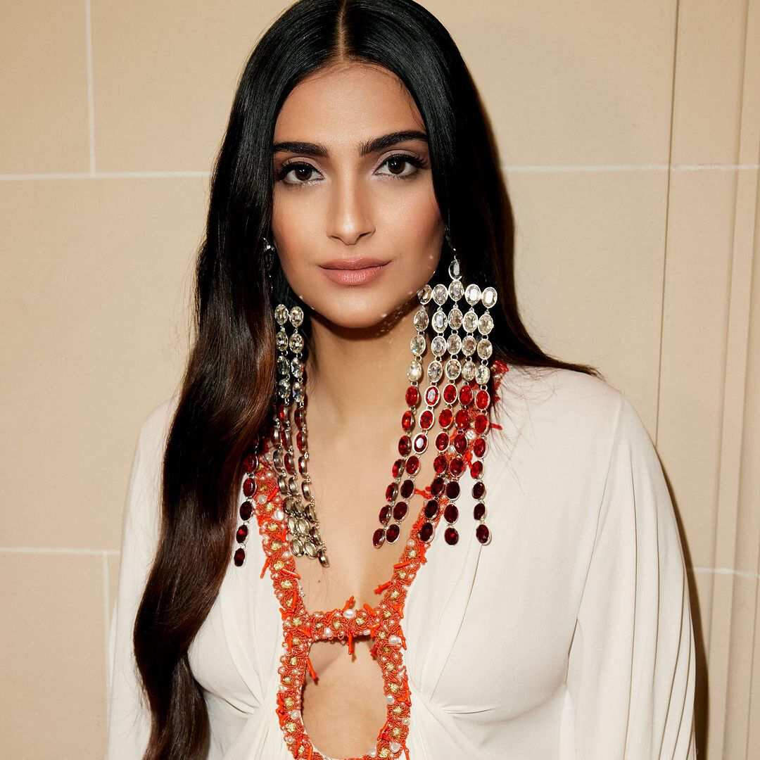 Sonam hot sale kapoor necklace