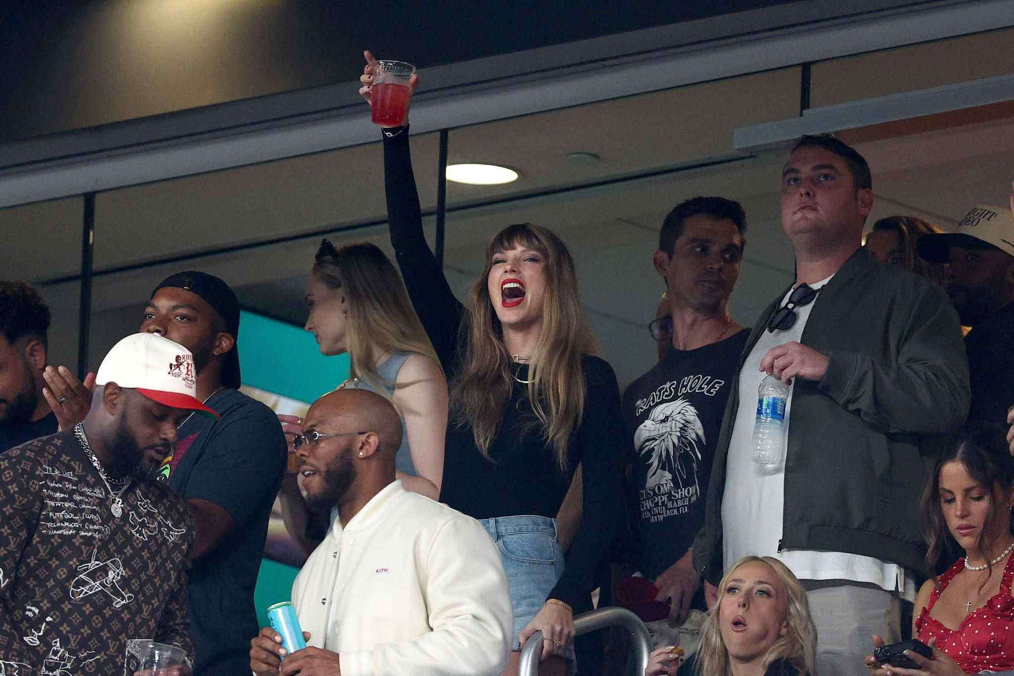 Taylor Swift attends a NFL game with Sophie Turner, Ryan Reynolds ...