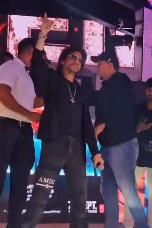 Shah Rukh Khan dances his heart out at a Dubai club to Chaiyya Chaiyya ...