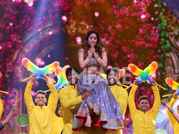 Kareena Kapoor, Ranbir Kapoor And More Set The Stage On Fire At The ...