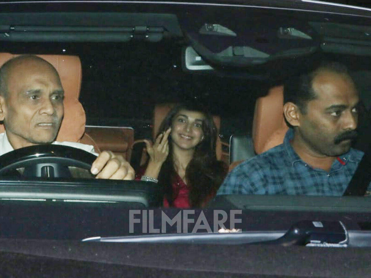 Shahid Kapoor, Kriti Sanon and Kiara Advani get clicked out and about ...