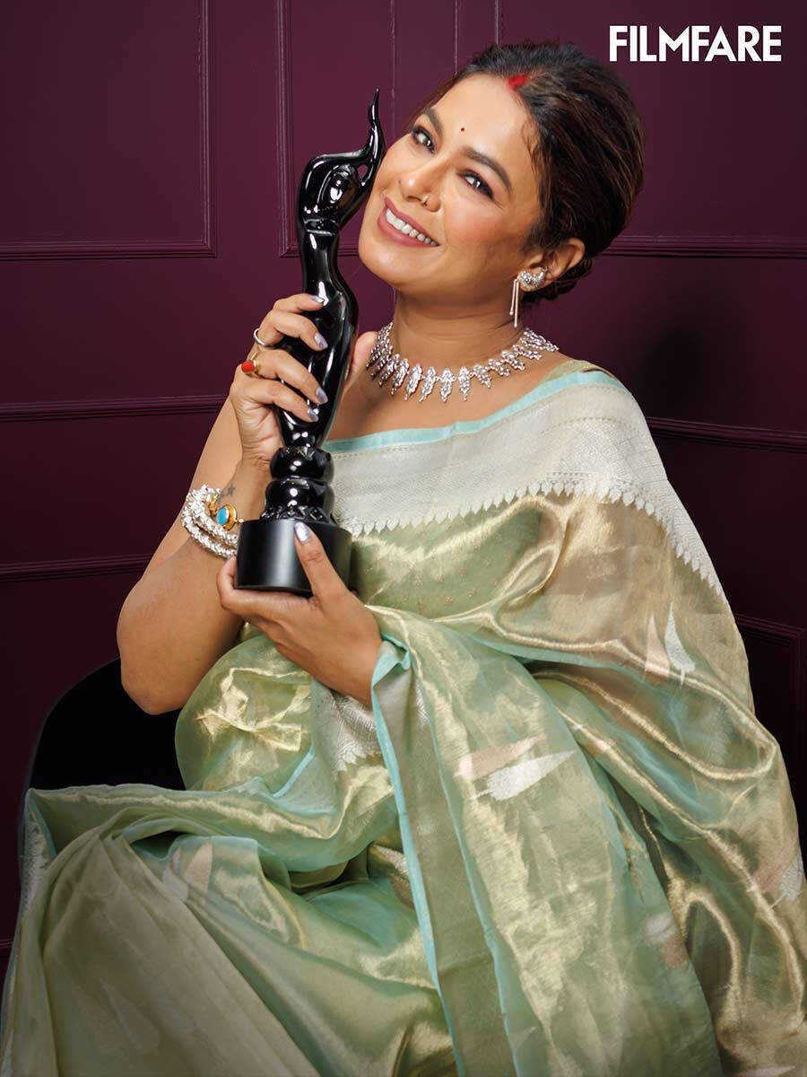 Joy Filmfare Awards Bangla 2024 The winners pose with the Black Lady