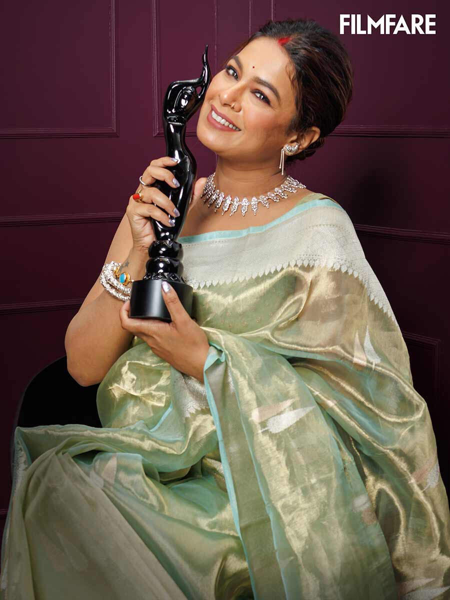 Joy Filmfare Awards Bangla 2024 The winners pose with the Black Lady