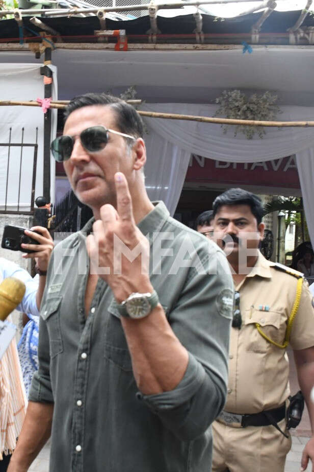 Lok Sabha Elections 2024: Akshay Kumar, Janhvi Kapoor & More Cast Votes ...