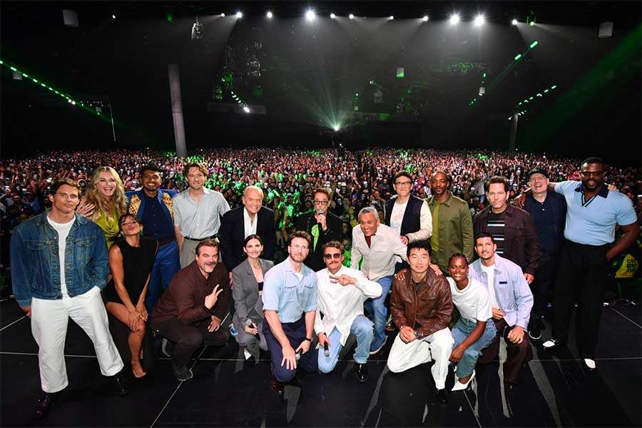 Elenco e equipe da Marvel Studios reunidos no palco da Comic-Con 2026