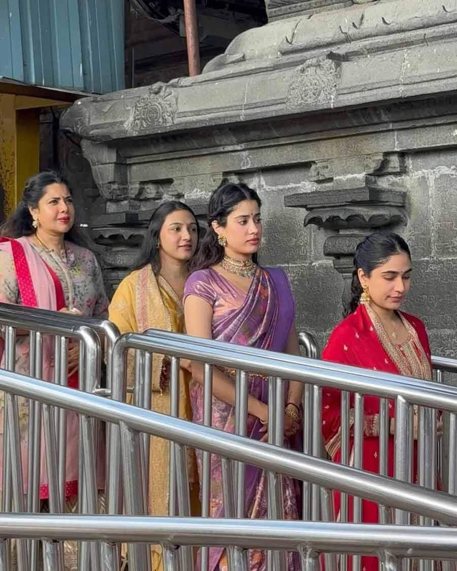 Janhvi Kapoor’s Serene Tirumala Pilgrimage Sparks Fan Frenzy