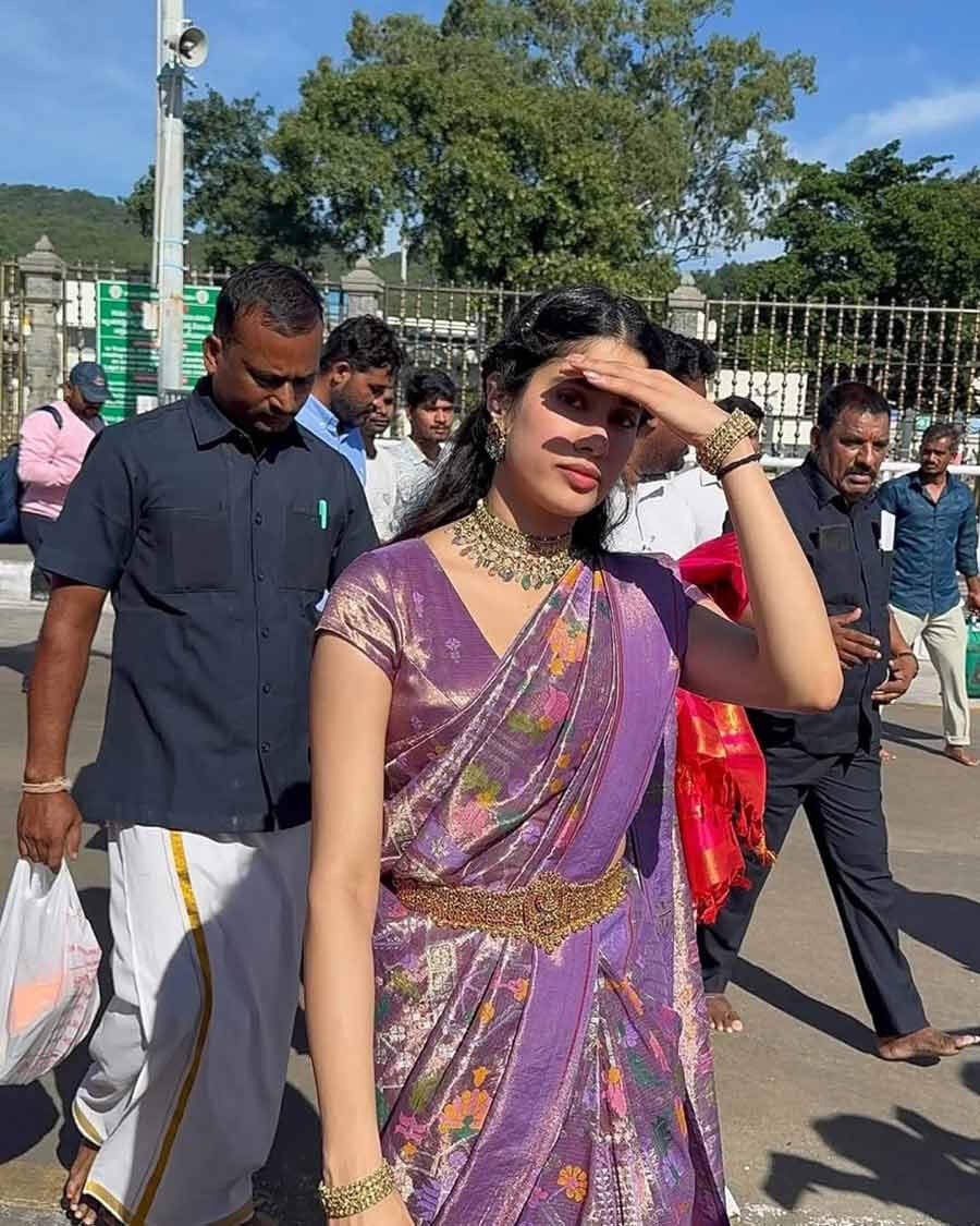 Janhvi Kapoor’s Serene Tirumala Pilgrimage Sparks Fan Frenzy