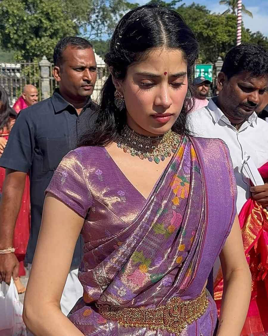 Janhvi Kapoor’s Serene Tirumala Pilgrimage Sparks Fan Frenzy