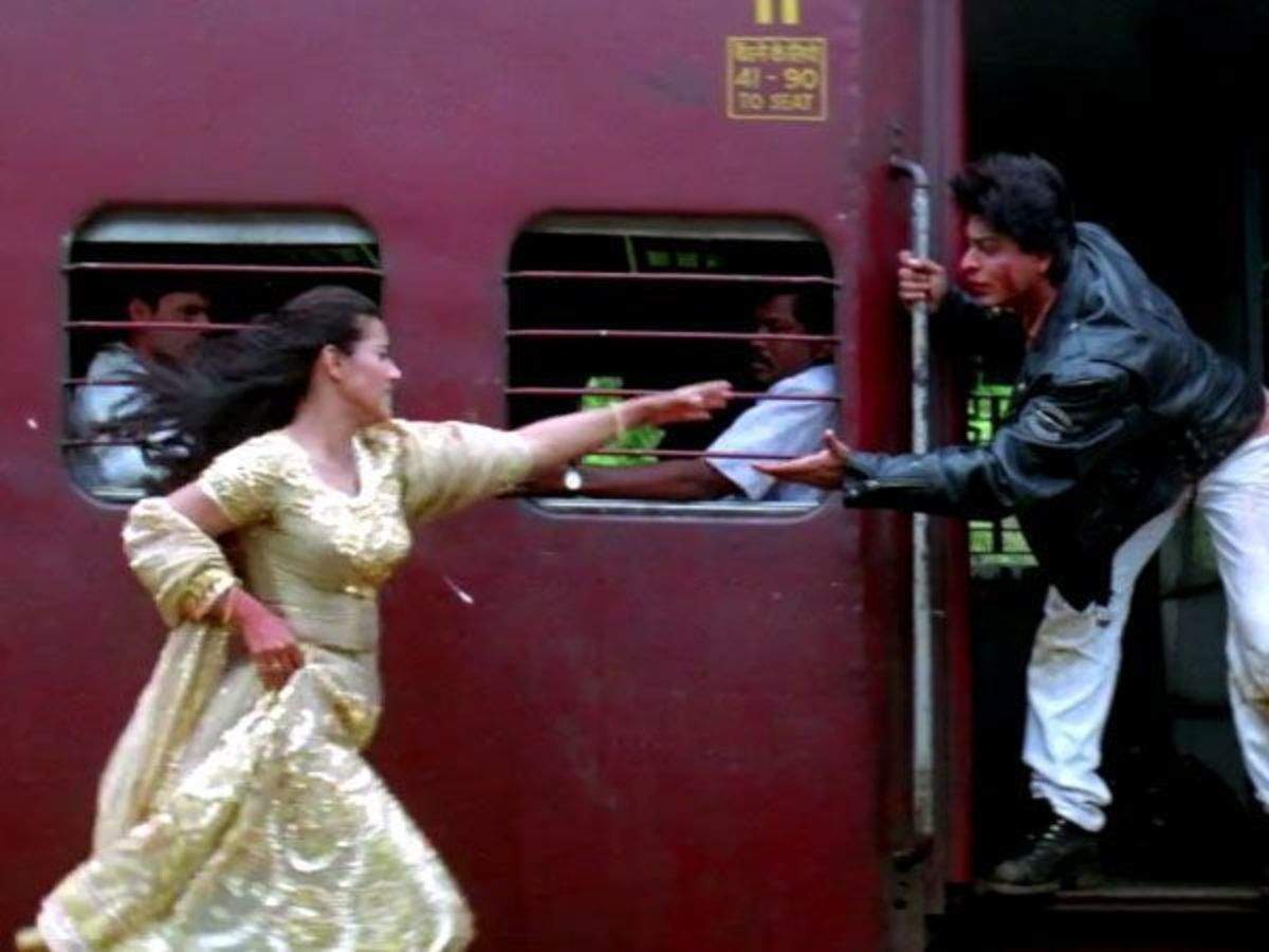 Kajol calls the iconic train scene from DDLJ pure chaos | Filmfare.com