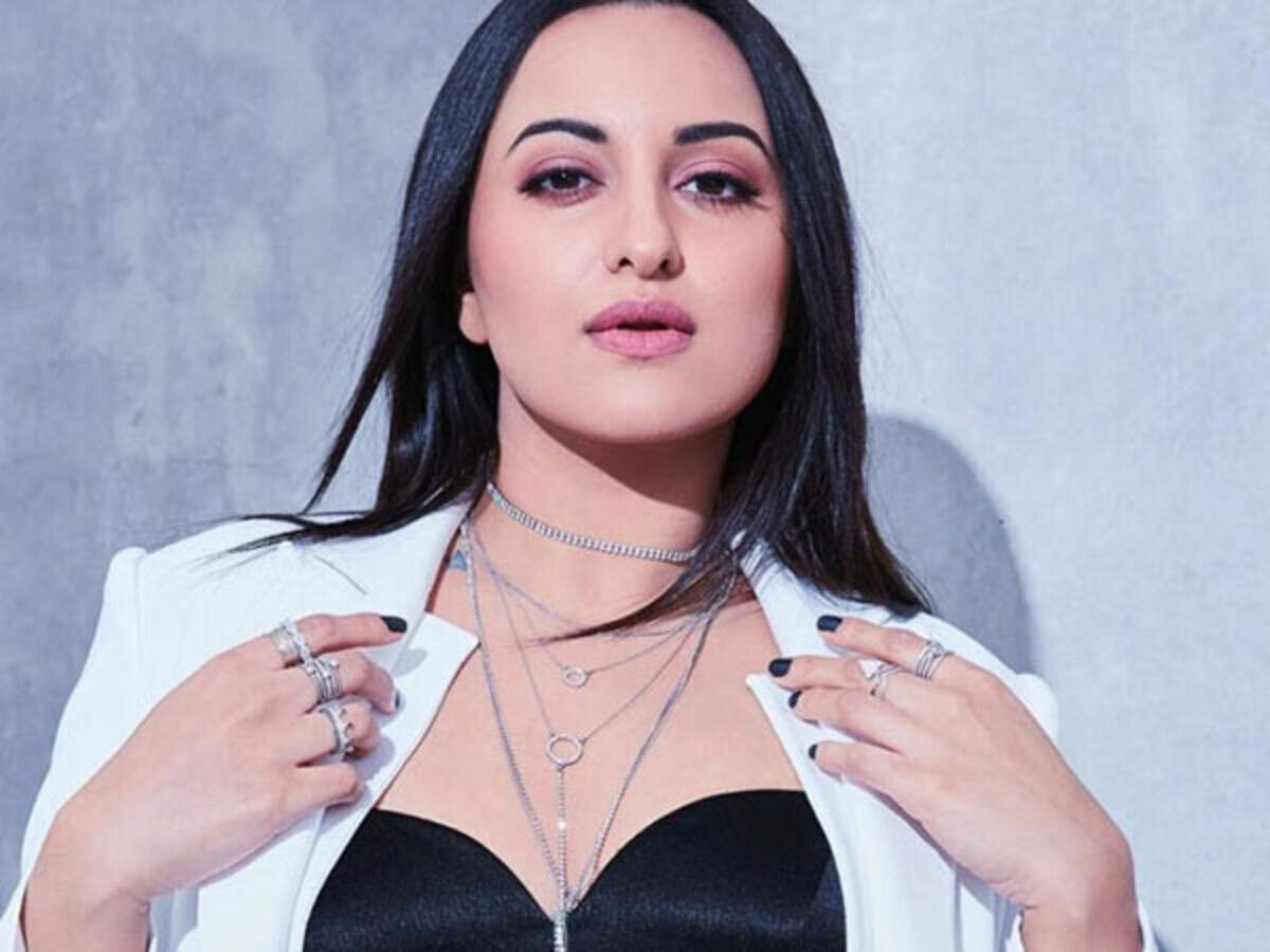 Sonakshi Sinha hits back at Vivek Agnihotri after he shares her picture  from an old shoot | Filmfare.com