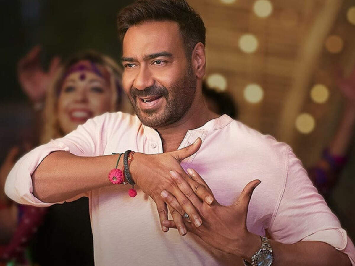 shahrukhkhan #ajaydevgan Wearing navgrah stone bracelet. Many