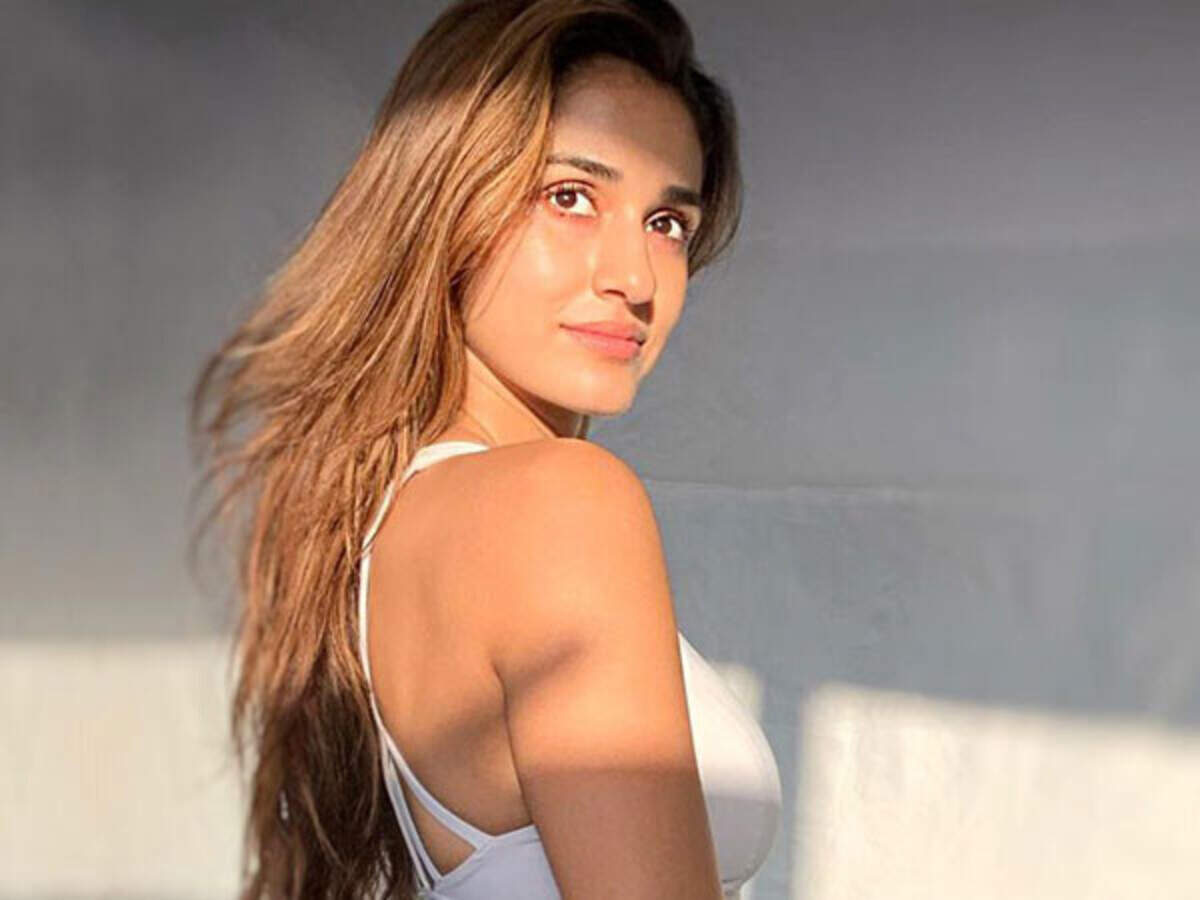 Internet calls Disha Patani 'Aafat' as she drops pictures in a