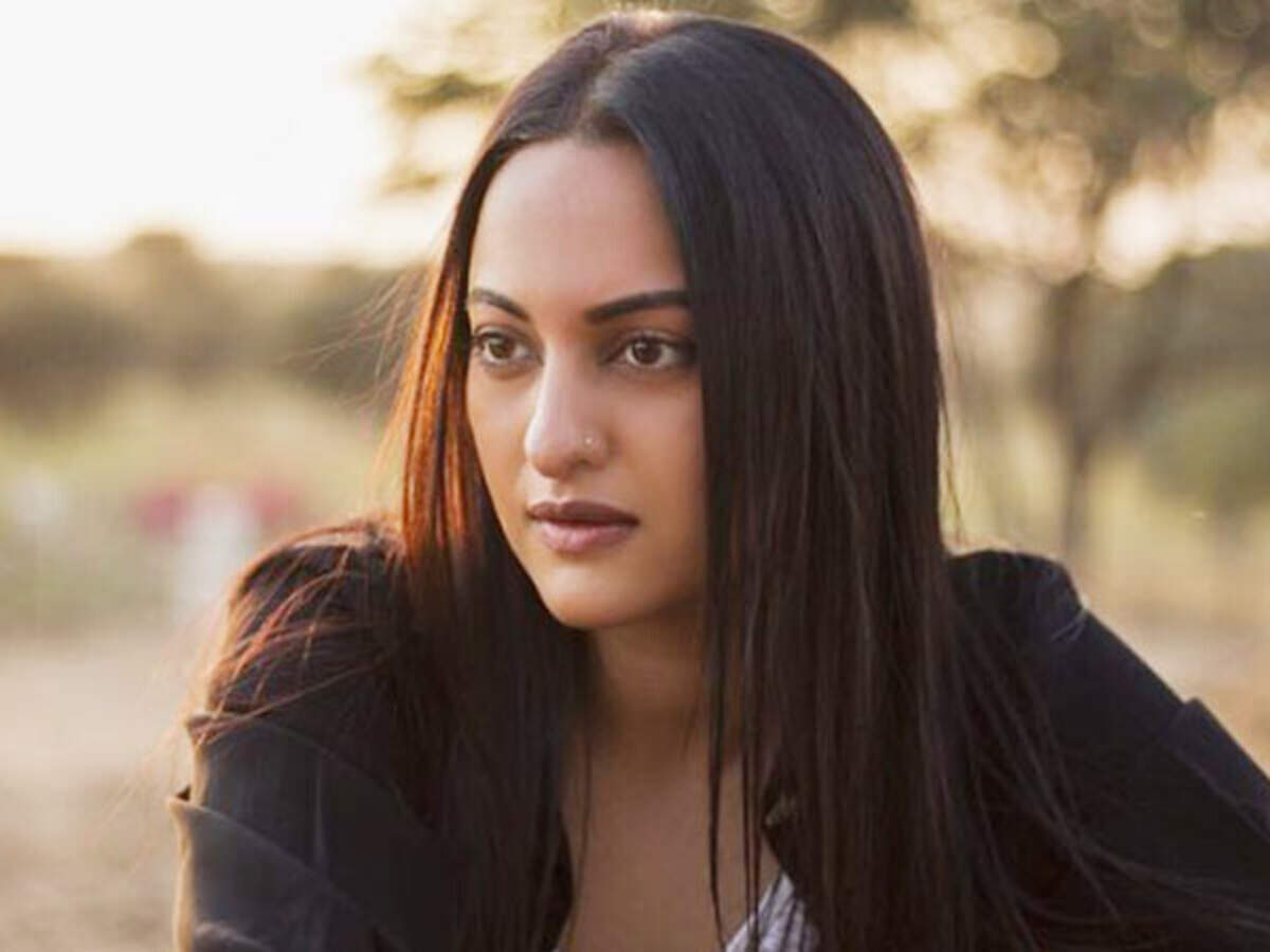 Video: Sonakshi Sinha urges people to help others during these trying times Video: Sonakshi Sinha urges people to help others during these trying times