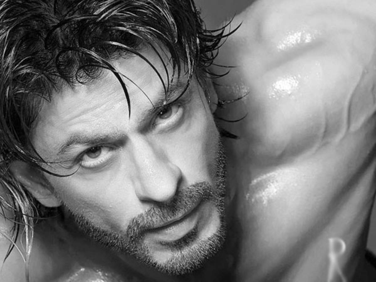 Sara Khan Sex Com - Shah Rukh Khan's This Shirtless Image Is Driving Netizens Crazy |  Filmfare.com