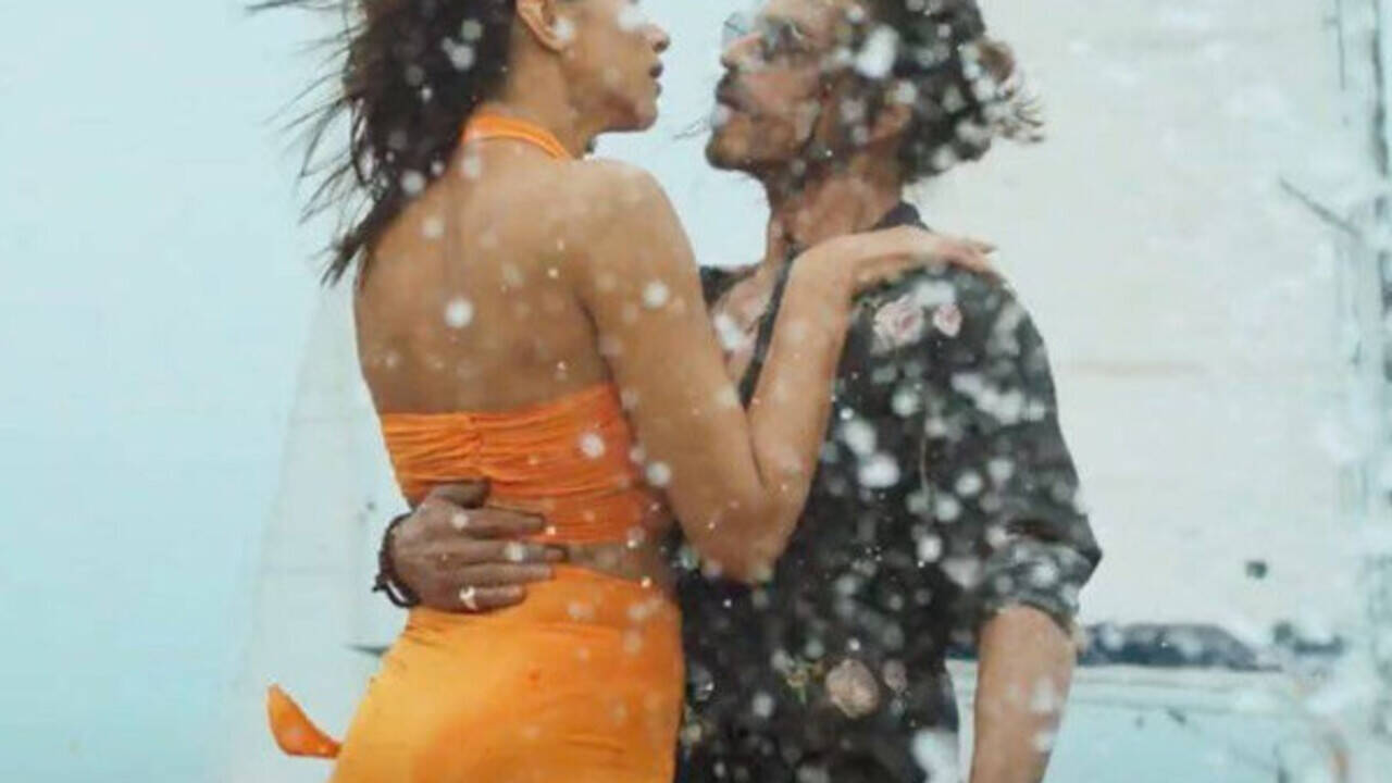 deepika padukone orange dress pathan Pathaan: Deepika Padukone Orange Bikini Remains Orange With No Cut or  Colour Change!