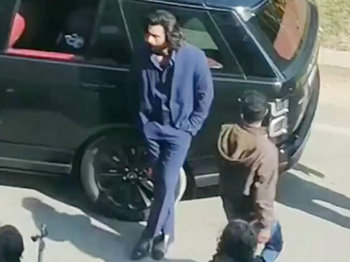 Check out these leaked pictures of Ranbir Kapoor from the sets of his upcoming film Animal Check out these leaked pictures of Ranbir Kapoor from the sets of his upcoming film Animal