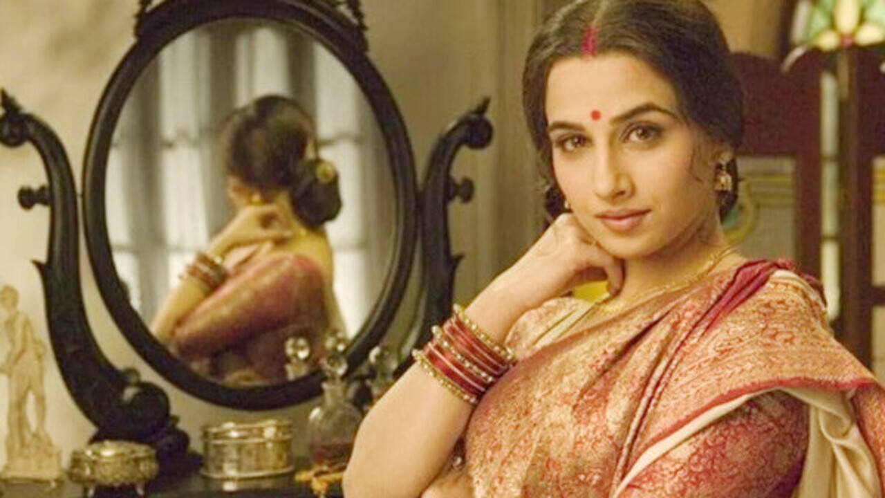 18 years of Parineeta: 18 Captivating stills from Saif Ali Khan, Vidya Balan  and Sanjay Dutt starrer | Filmfare.com