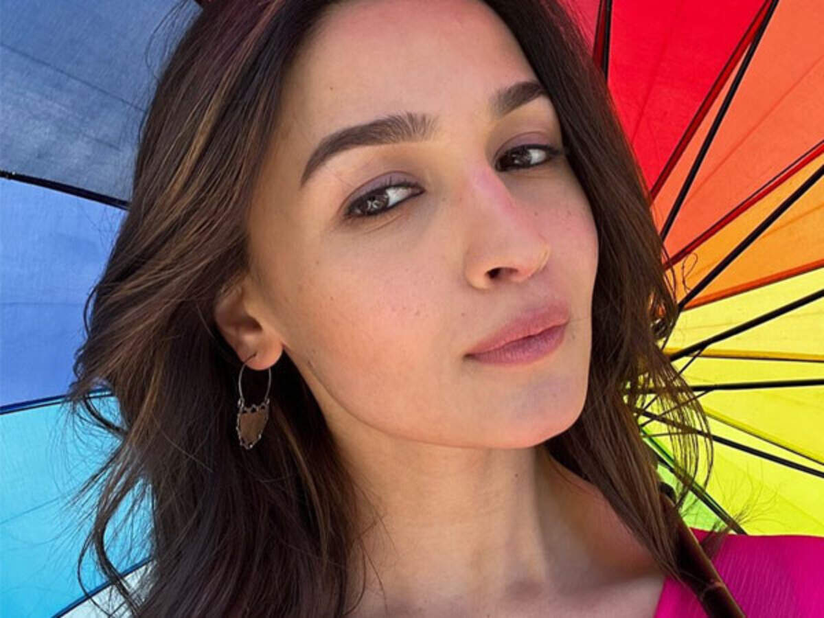 Alia Bhatt shares a picture on the occasion of Holi from the sets of Rocky  Aur Rani Ki Prem Kahani | Filmfare.com