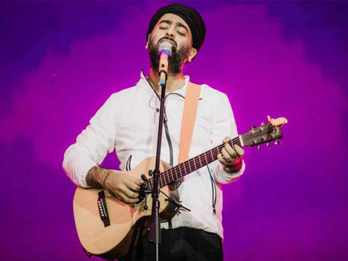 Arijit Singh injured by a fan at the concert, responds politely ...