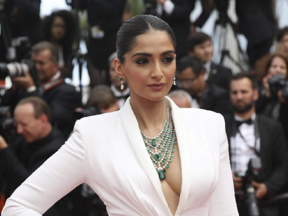 Sonam Kapoor expresses her wish to work in OTT, says she was inspired by  Anil Kapoor | Filmfare.com