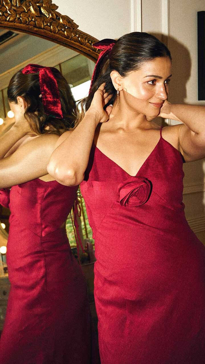 alia bhatt christmas dress Alia Bhatt stuns in a festive red dress this Christmas, and fans can't stop admiring her elegant and cheerful look. Perfectly capturing the holiday spirit, her style is classy, radiant, and full